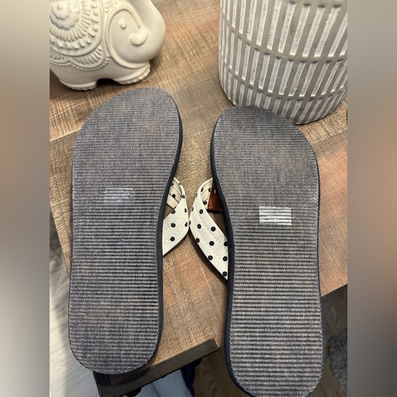 🩴 NWOT!! Tommy Hilfiger flip flops - Picture 2 of 3